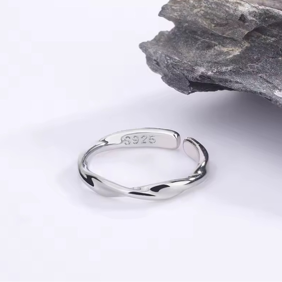 ⚜️ S925 Silver Twisted Ring - Picture 1 of 2
